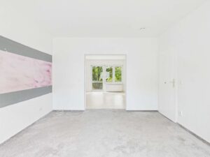 Zimmer mit Durchgang zum Wohnzimmer