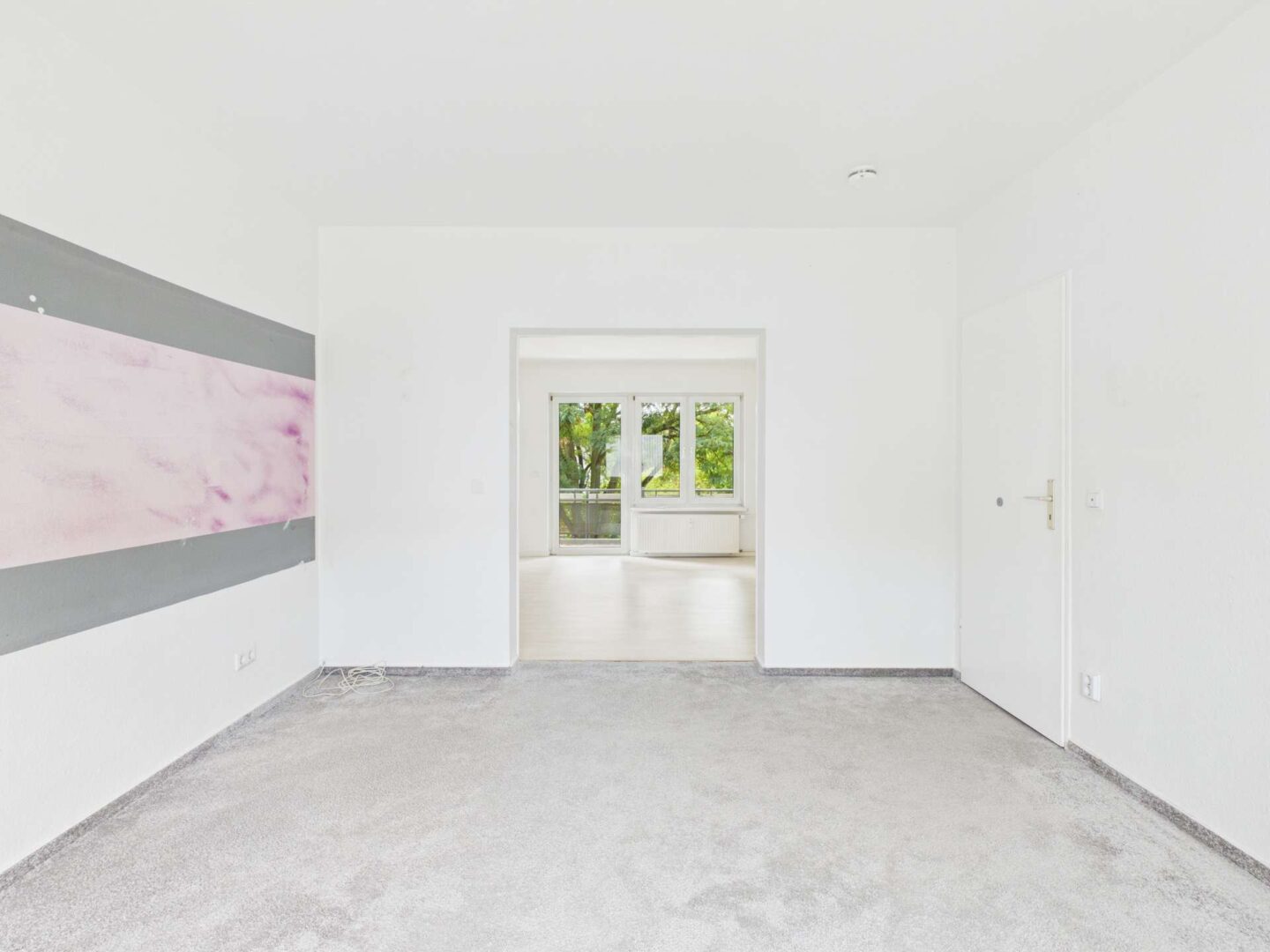 Zimmer mit Durchgang zum Wohnzimmer