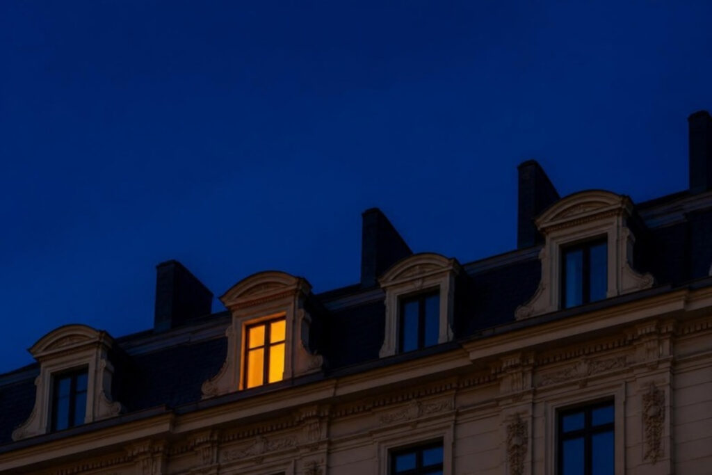 Mansarddach eines Berliner Altbaus in der Abenddämmerung