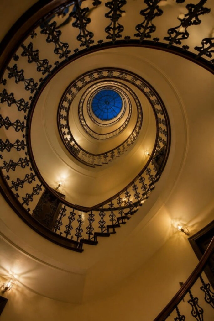 Historisches Treppenhaus mit Wendeltreppe