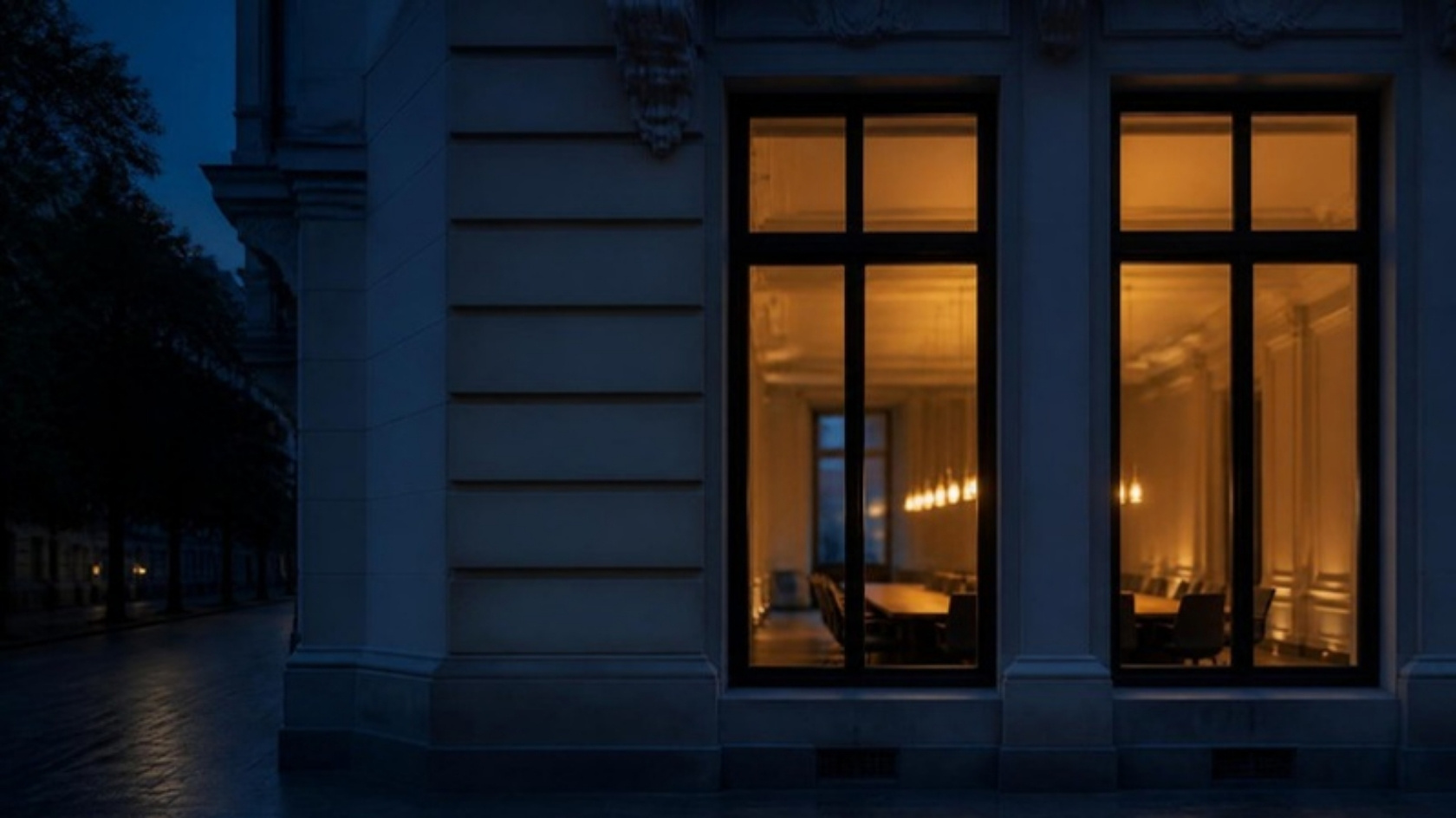 Beleuchtete Fenster eines Berliner Altbaus am Abend