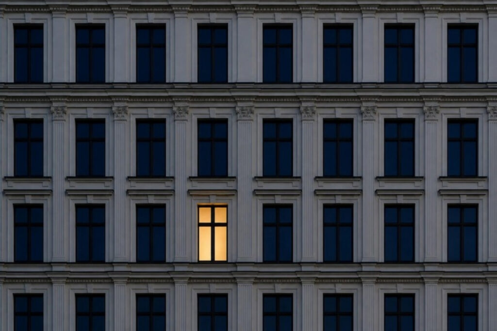 Gleichmäßige Fassade mit einem beleuchteten Fenster