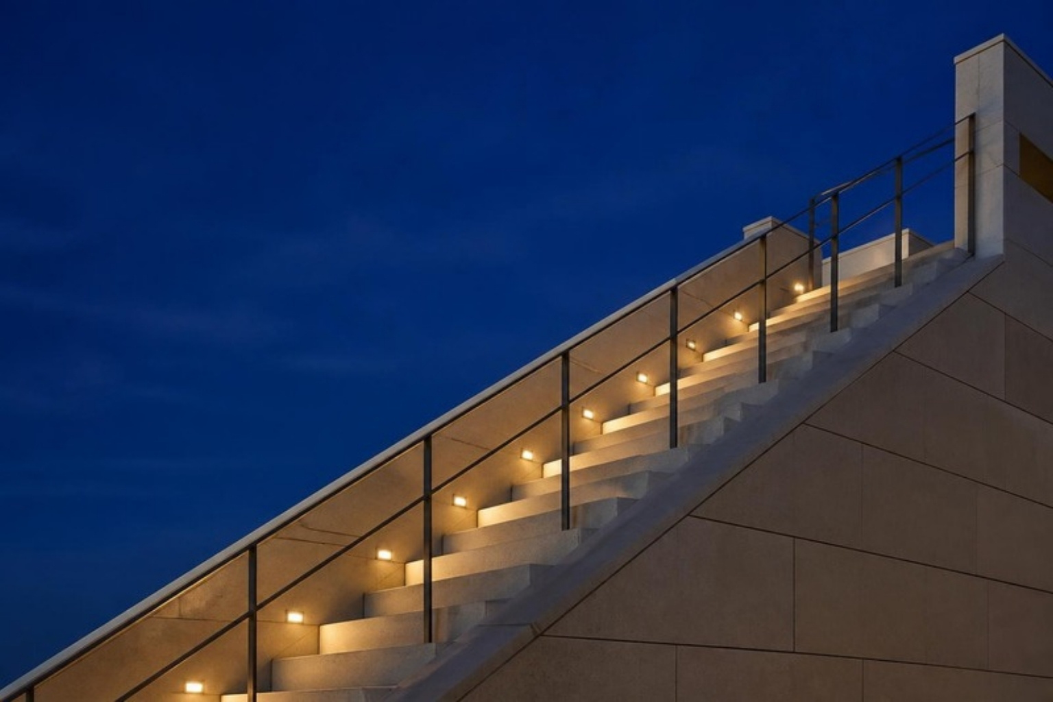 Beleuchtete Außentreppe an moderner Architektur