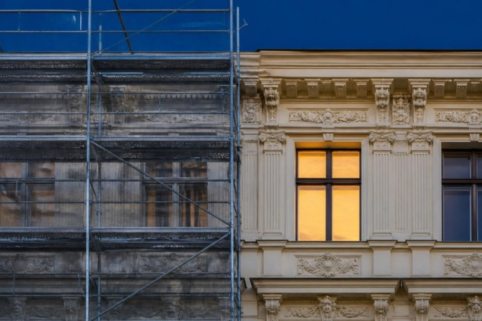 Gerüst an einer Altbaufassade während der Sanierung