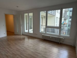 Wohnzimmer mit Balkon