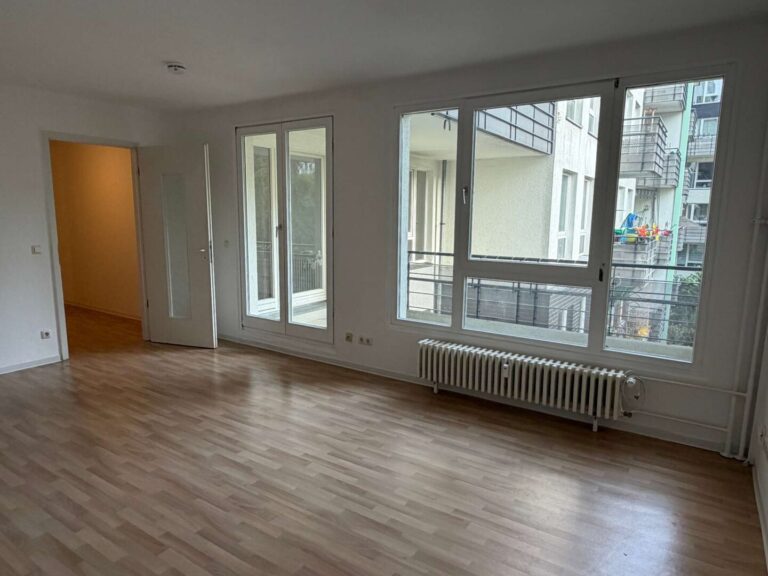 Wohnzimmer mit Balkon