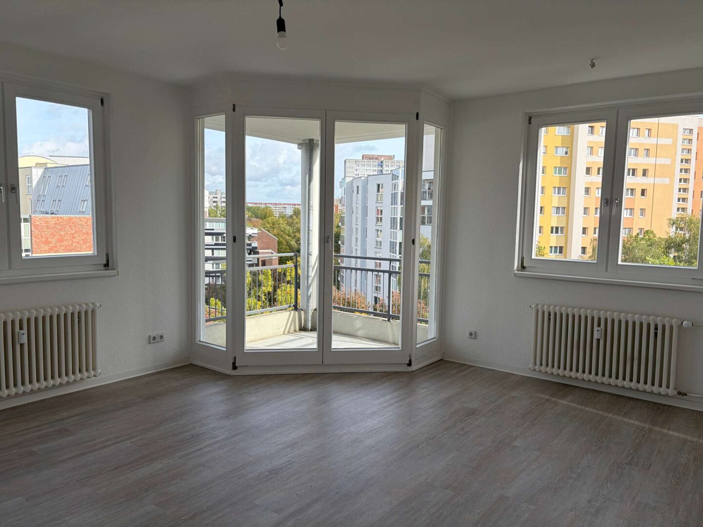 Wohnzimmer mit Balkon