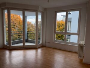 Wohnzimmer mit Balkon