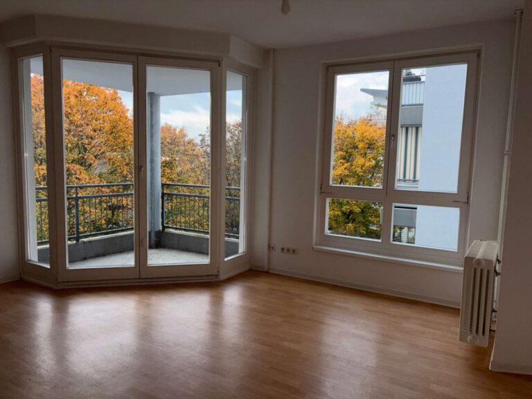 Wohnzimmer mit Balkon