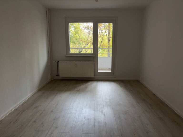 Wohnzimmer mit Balkon