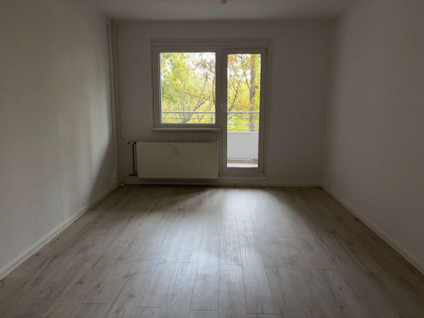 Wohnzimmer mit Balkon