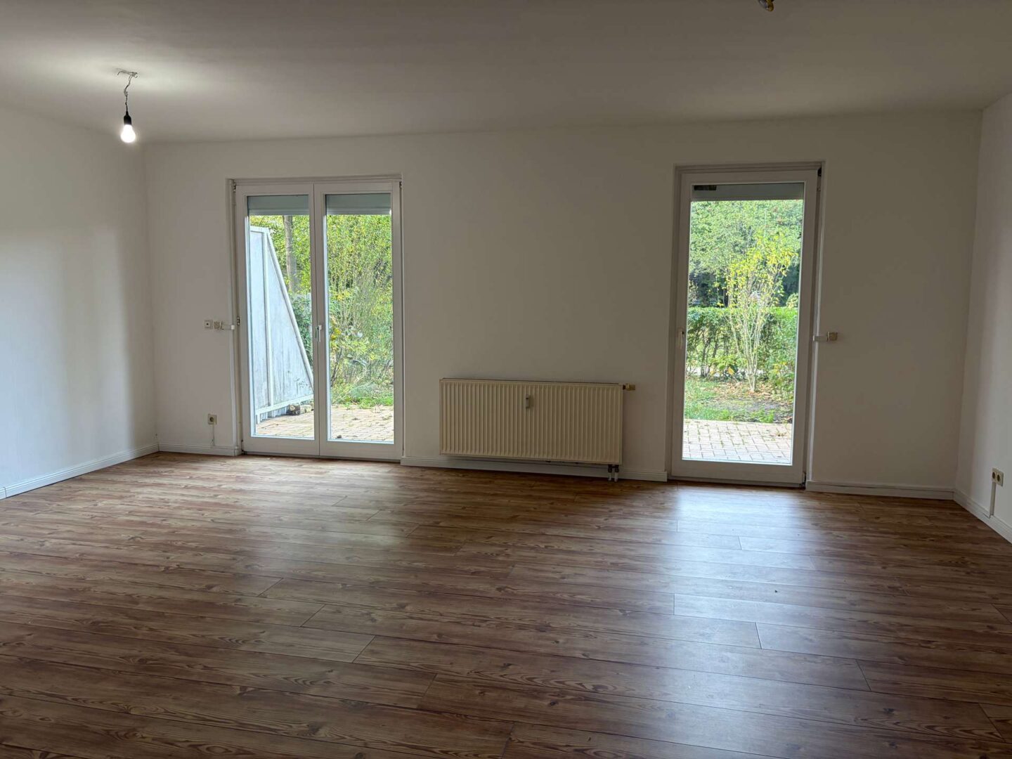 Wohnzimmer mit Terrasse und Garten