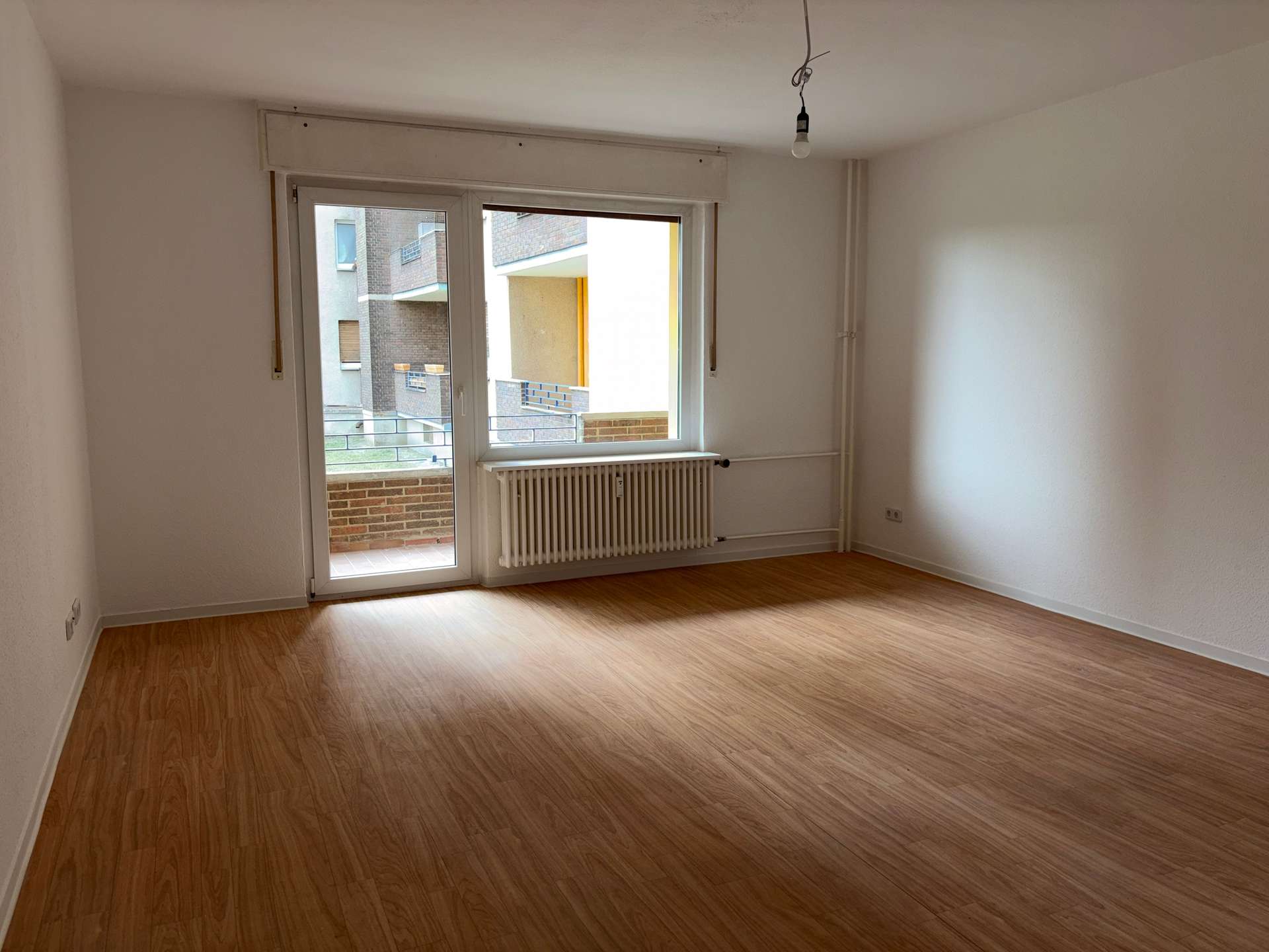 Wohnzimmer mit Balkon