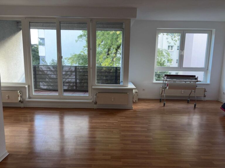 Wohnzimmer mit Balkon