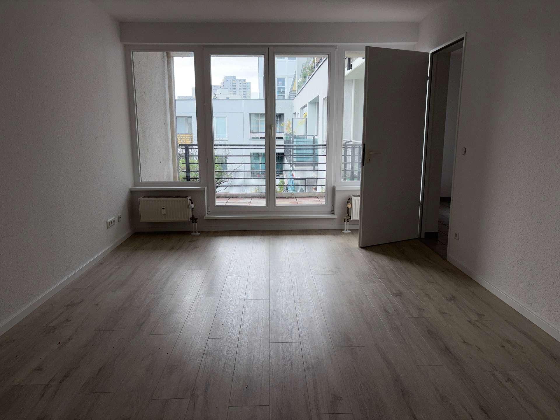 Wohnzimmer mit Balkon