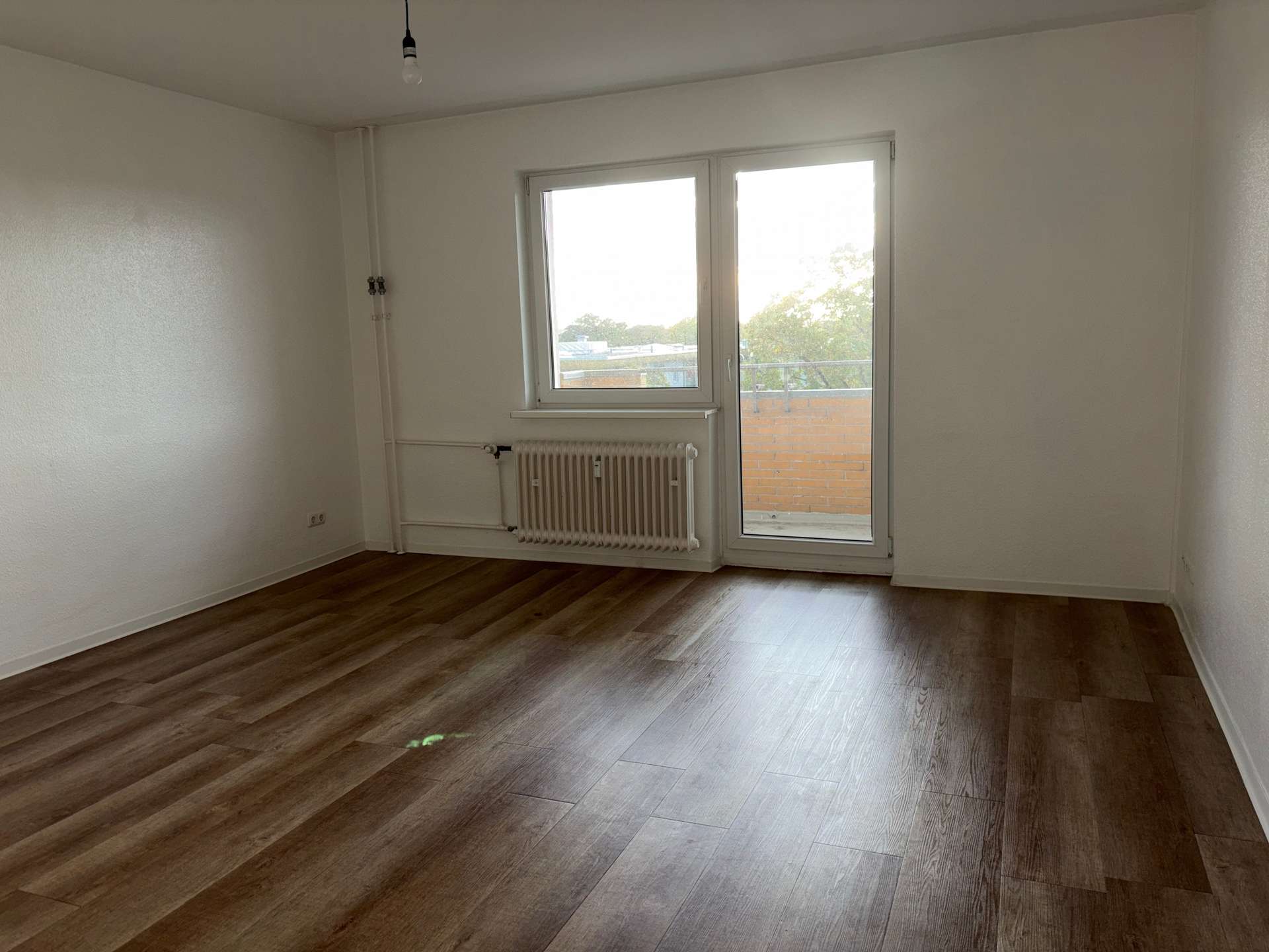 Wohnzimmer mit Balkon
