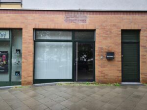 Außenansicht mit Schaufenster