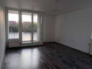 Wohnzimmer mit Balkon