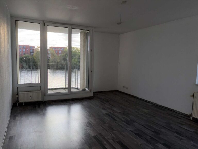 Wohnzimmer mit Balkon