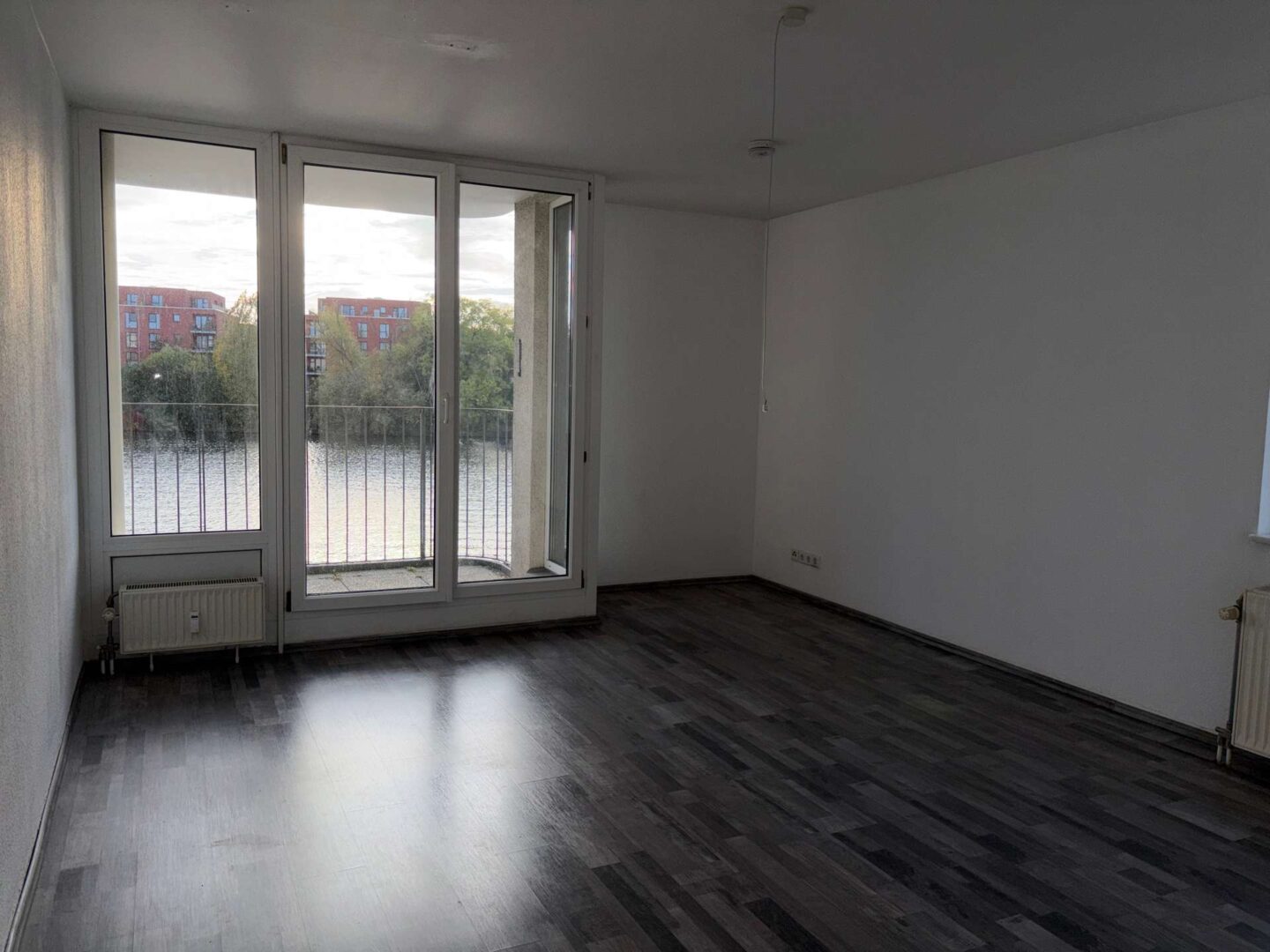 Wohnzimmer mit Balkon